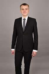 Černý oblek .